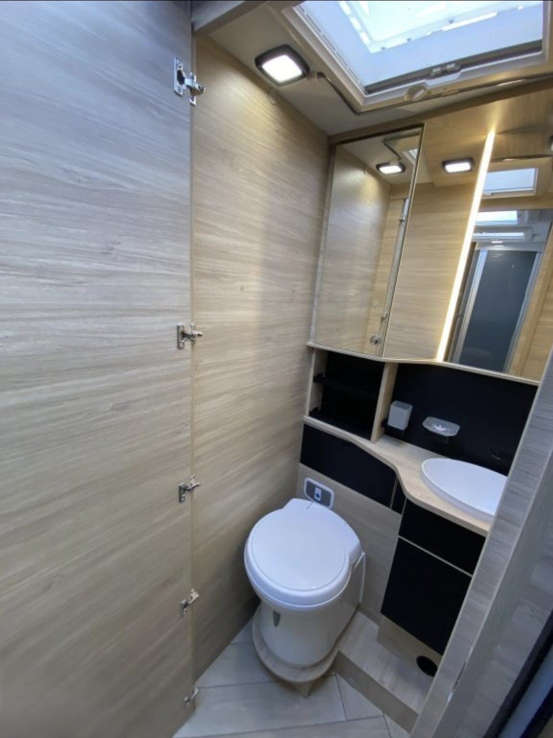 Badkamer met toilet en wastafel