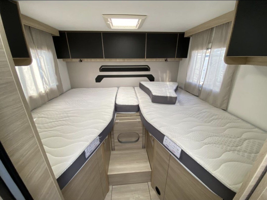 Slaapkamer met enkele bedden en hefbed