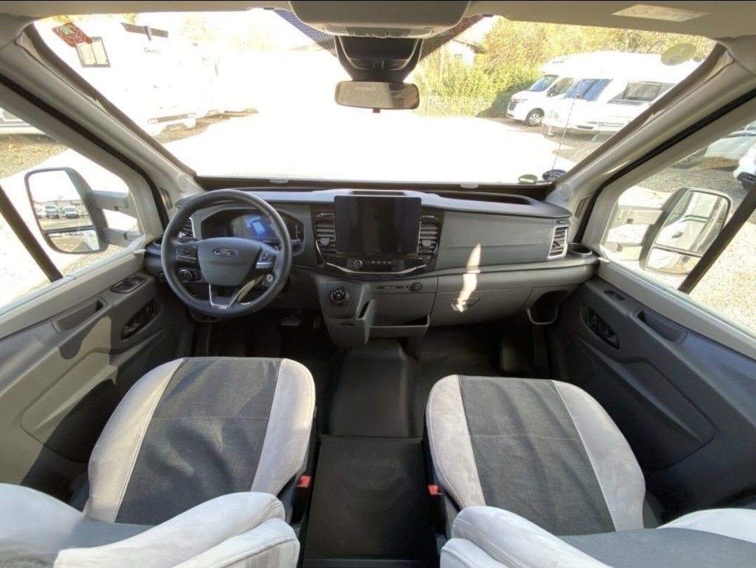Cabine met dashboard en touchscreen